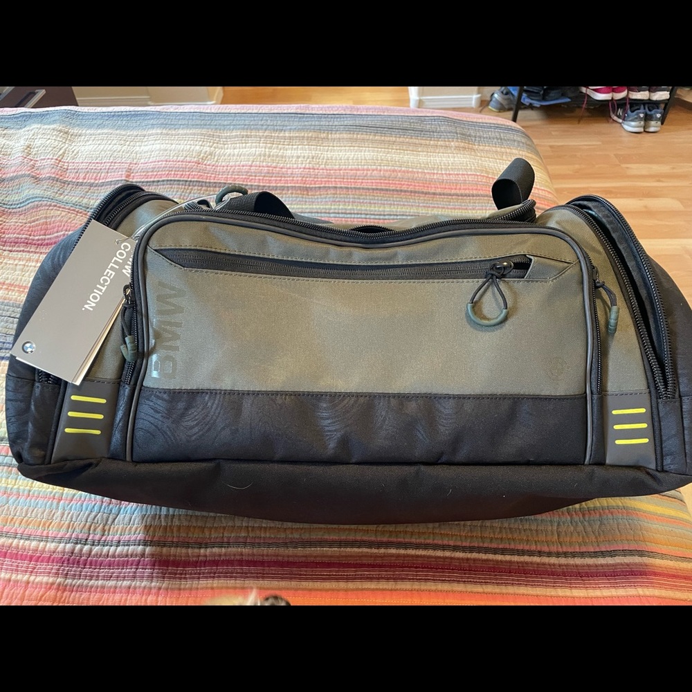 BMW Active Sportsbag Functional. Army green with black side pockets